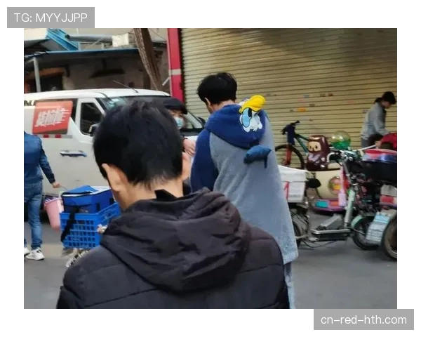 张继科睡衣下楼接外卖，手上那块表像在嘲笑我的存款